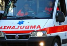 Giovane operaio cade da un tetto, trasferito in ospedale