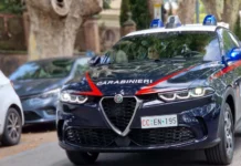 Prende a morsi i fratelli e li minaccia con una pistola per un libro che non si trova: denunciato 54enne