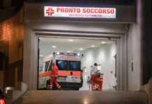 Ubriaco al pronto soccorso sferra pugno a medico: arrestato 19enne