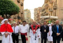 Le cinque Confraternite di Licata donano acqua e alimenti a Niscemi