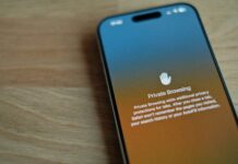 Codici: protezione dei dati personali, conoscere i propri diritti è fondamentale A cell phone sitting on top of a wooden table