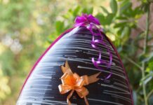 Lotteria di Pasqua a Campobello di Licata A giant chocolate Easter egg with colorful ribbons, perfect centerpiece.