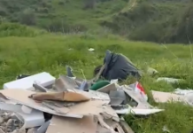 Rifiuti abbandonati per strada a Ravanusa, il sindaco Pitrola: “Gesto di qualche cavernicolo che offende la città”