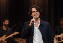 “Buenas Noches”. Al via le riprese della versione alternativa del prossimo tormentone dell’estate 2026.