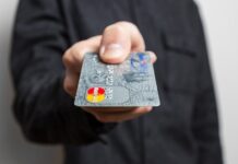 Usano carta di credito rubata per comprare sigarette, denunciati 2 minorenni