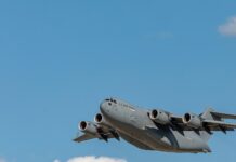 Sigonella, l’Italia blocca gli Usa: stop agli aerei senza autorizzazione gray and black jet plane in mid air during daytime