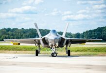 Sigonella, l’on. Adorno (M5S): “Il Presidente Schifani riferisca subito in Aula. La Sicilia non può diventare bersaglio” a fighter jet on the runway