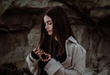 Monica Polizzi debutta con “Resta Qui”: un omaggio alla nonna tra musica e emozioni