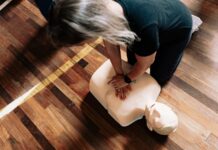 Camastra, al via il corso di BLS-D e PBLS-D A person practices CPR on a training mannequin indoors.