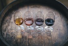 Crisi del comparto vitivinicolo: le cantine sociali siciliane lanciano l’allarme e chiedono interventi urgenti four wine glasses