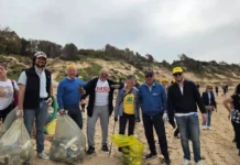 Volontari in azione sulla spiaggia di Maddalusa, rimossi 200 sacchi di rifiuti