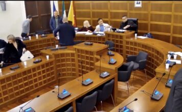 Mozione di sfiducia al sindaco Corbo bocciata in Consiglio comunale a Canicattì: toni accesissimi e molte assenze