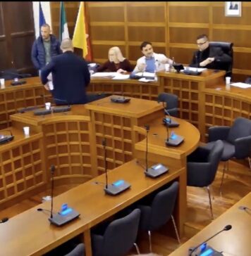 Mozione di sfiducia al sindaco Corbo bocciata in Consiglio comunale a Canicattì: toni accesissimi e molte assenze