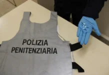Padre consegna droga al figlio nel carcere Pagliarelli a Palermo, arrestato