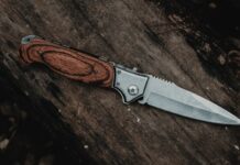 In auto con un coltello a serramanico, denunciato 57enne brown handle silver knife on brown wooden table