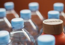 Acqua minerale, in arrivo rincari: la guerra in Iran arriva nei supermercati blue and white plastic bottles