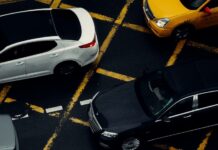 Auto a noleggio, qual è la scelta migliore? Non sempre è una questione di chilometri white and black crew cab pickup truck on parking lot