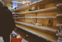 Fermo degli autotrasportatori in Sicilia: già scarseggiano i carburanti in provincia di Agrigento, rischio per gli approvvigionamenti alimentari brown and white bread on display counter
