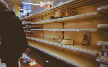 Fermo degli autotrasportatori in Sicilia: già scarseggiano i carburanti in provincia di Agrigento, rischio per gli approvvigionamenti alimentari brown and white bread on display counter