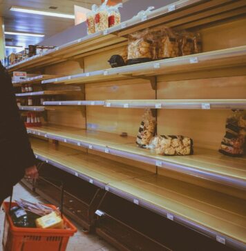 Fermo degli autotrasportatori in Sicilia: già scarseggiano i carburanti in provincia di Agrigento, rischio per gli approvvigionamenti alimentari brown and white bread on display counter
