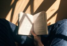 Campobello di Licata, presentazione del libro del dottore Silvano Messina person holding book sitting on brown surface