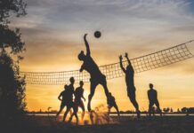 La Sicilia sostiene lo sport, 8 milioni e mezzo per strutture e servizi per i giovani silhouette of people playing basketball during sunset