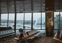 L’aeroporto di Agrigento nel Piano nazionale come infrastruttura da sviluppare entro il 2035 A passenger plane at Hamad International Airport in Doha with empty seating area in the foreground.