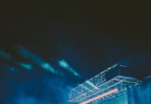 Tornano i grandi concerti dell’estate in Sicilia crowd and stage