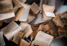 Dalla Regione 1,2 milioni per i Comuni con la qualifica “Città che legge” a pile of open books sitting on top of a table