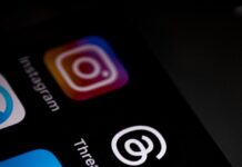 Instagram, Facebook e WhatsApp a pagamento: Meta lancia gli abbonamenti premium. Cosa ottieni e cosa rimane gratis a close up of a cell phone with different social icons