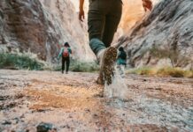 Pace, a Castrofilippo la 2° Camminata Storica. L’invito dell’Associazione Combattenti e Reduci (Video) a couple of people that are walking in the dirt
