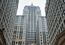 Economia, solidi i conti siciliani, confermato rating Standard & Poor’s The Chicago Board of Trade Building stands tall amidst historic architecture in downtown Chicago.