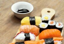 Mangiano sushi e vanno via senza pagare sushi on wooden platter