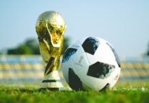 Mondiali 2026, Panama-Inghilterra: i 3 Leoni vogliono tornare a vincere gold-colored trophy and soccerball