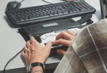 Canicattì, TURNI IDRICI E ACCESSIBILITÀ DIGITALE: AICA RISPONDE ALLA DIFFIDA person holding black plastic case