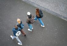 Giovani, quasi 3 milioni per progetti dei ragazzi dai 14 ai 35 anni a group of people walking down a street