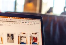 Codici: arriva il “pulsante di recesso” per gli acquisti online a laptop computer sitting on top of a wooden table