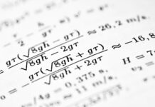 Come gli algoritmi accelerano la formazione delle opinioni politiche Mathematical formulas are written on a white sheet of paper.