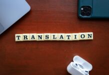 Localizzazione: perché tradurre un sito web non basta per vendere all’estero a wooden block that says translation on it