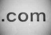 Perché un dominio proprio è così importante per le aziende? a black and white photo of the word comm