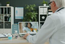 Telemedicina per i grandi anziani: l’ASP di Agrigento pronta a seguire oltre 700 pazienti fragili Doctor consults with patient via video call.