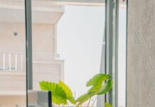 Campobello di Licata, inaugurazione “Uffici di Prossimità – La giustizia più vicina ai cittadini” Bright office space with desk, computer, and plant by a large window. Perfect blend of work and nature.