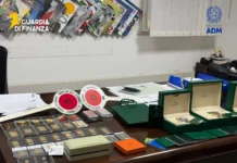 In auto con una cassaforte piena di lingotti d’oro e Rolex, denunciato per ricettazione