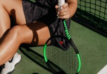 Iniziato l’open maschile e femminile di tennis città di Campobello di Licata Casual scene of a woman resting on a tennis court with racket and balls.