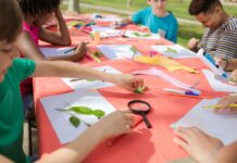 Comune di Campobello di Licata, istanze per servizi socioeducativi territoriali da 0 a 17 anni Kids engaging in fun arts and crafts, using leaves and paper outside at a colorful table.