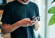 Campobello di Licata, attivo il nuovo sistema di prenotazione e gestione degli appuntamenti al comune man in black crew-neck top using smartphone