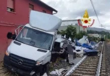Scontro tra un camion e un treno merci: un ferito