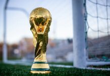 Mondiali 2026, Inghilterra-Francia 6-4: inglesi al terzo posto a golden soccer trophy sitting on top of a field