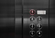Rimangono bloccati in ascensore con la droga, arrestati a close up of a metal elevator with buttons
