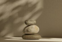 L’arte del saper fare giapponese: un itinerario unico tra i distretti dell’artigianato storico a stack of rocks sitting on top of a table